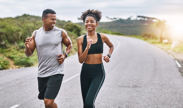 Quanto mais saudável você estiver, mais feliz se sentirá Foto de um jovem casal esportivo se exercitando juntos ao ar livre