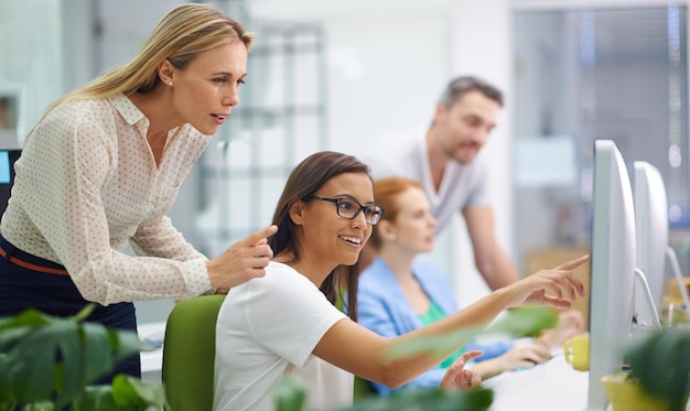 Quão incrível é essa foto de uma mulher atraente mostrando algo para seu chefe na tela do computador