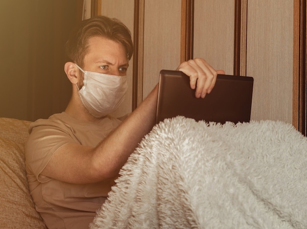 Foto quarantänekonzept mit geschäftsmann, der von zu hause aus eine schutzmaske trägt