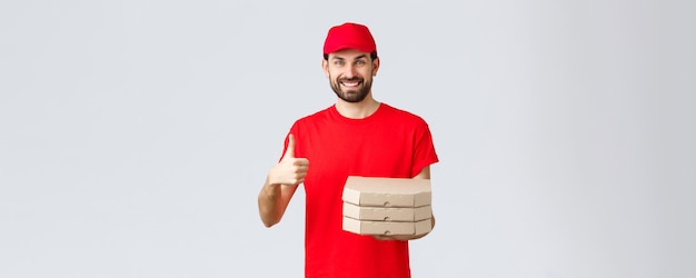 Quarentena de entrega de alimentos fique em casa e peça o conceito on-line Correio barbudo sorridente amigável com boné uniforme vermelho e camiseta recomendam seu serviço ou restaurante dá pizza ao cliente