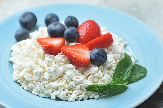 Quark y bayas: arándanos, fresas y menta con requesón