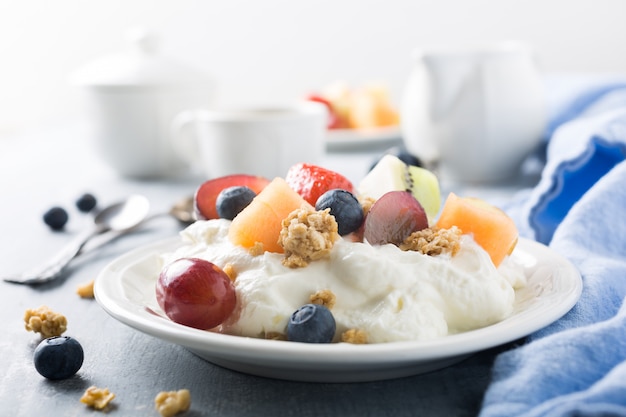 Quark con granola, frutas y bayas.