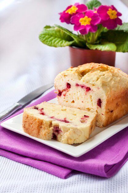 Quarkkuchen mit Kirschen auf einem Teller