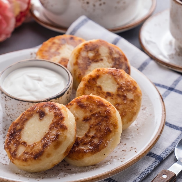 Quarkpfannkuchen mit Erdbeersauce auf einem Teller