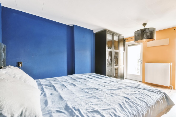 Foto quarto aconchegante com porta de vidro
