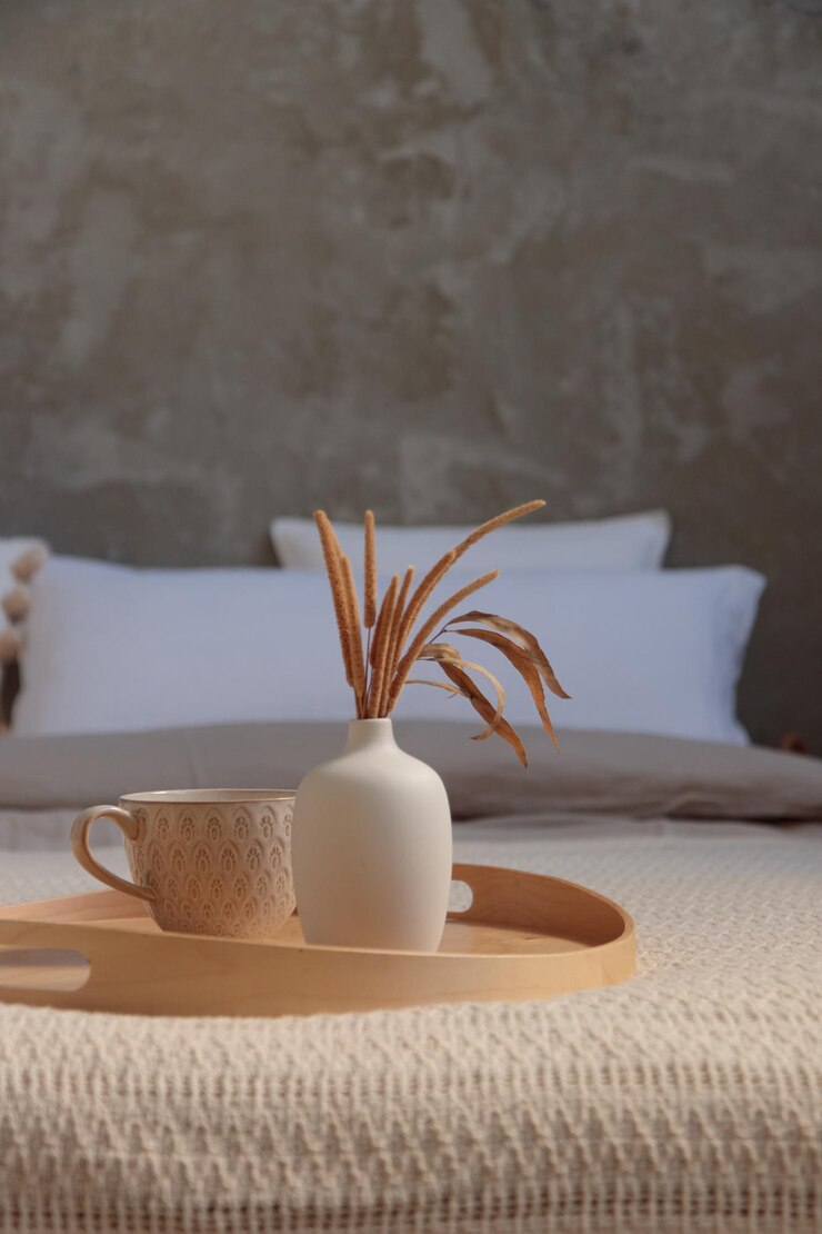 Quarto aconchegante Xícara de café ou chá na cama bege