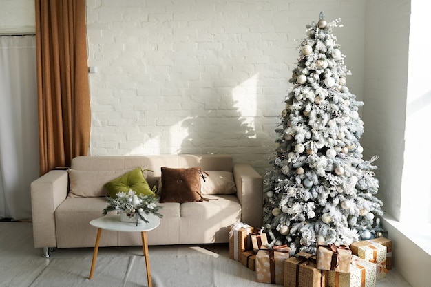 Quarto bonito decorado com árvore de natal e presentes embaixo