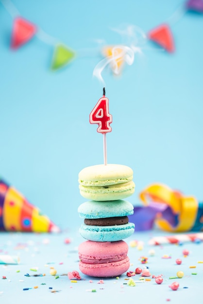 Quarto cartão de aniversário de 4 anos com vela apagada em maquete de cartão colorido de biscoitos e confeitos