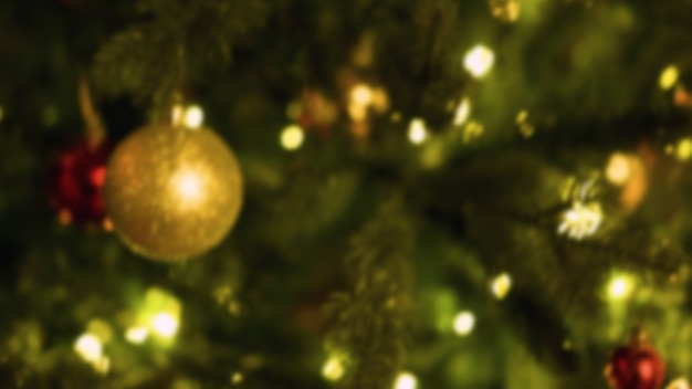 Quarto caseiro de Natal com árvore e iluminação festiva bokeh, fundo desfocado de feriado