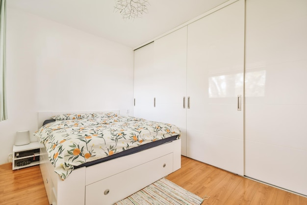 Quarto claro com guarda-roupa de madeira