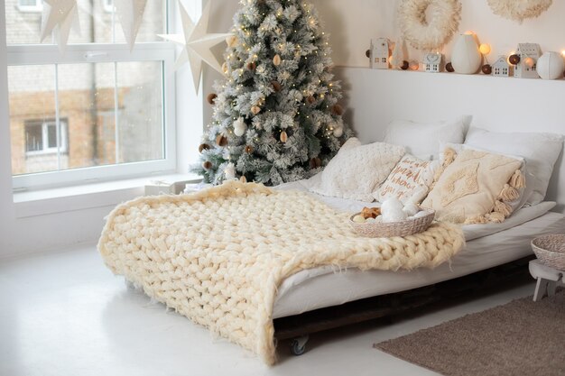 Quarto com decoração aconchegante e interior para férias de inverno com árvore de Natal e presentes