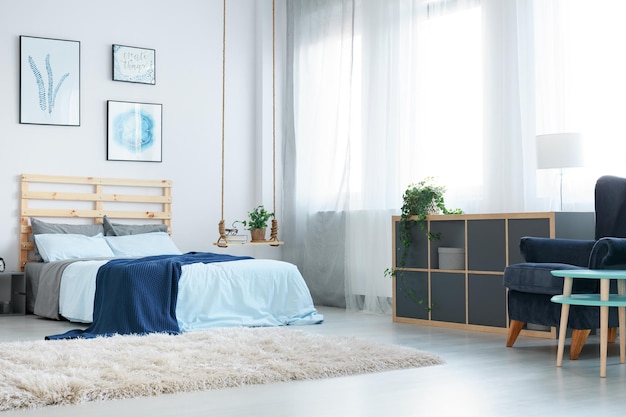 Quarto com pôsteres decorativos de parede