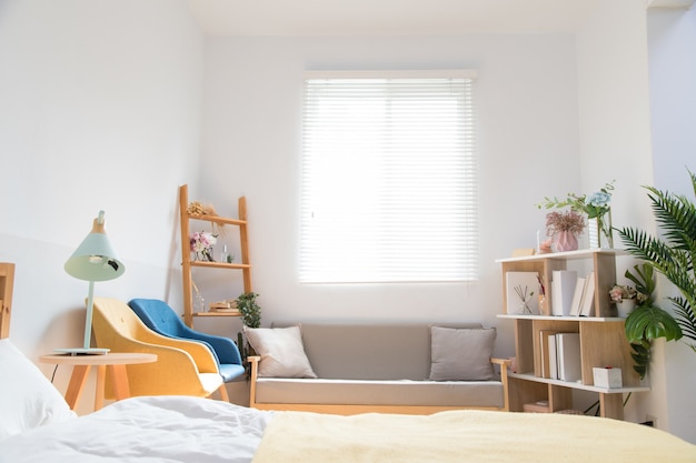 Foto quarto confortável em estilo japonês com luz do sol na janela.