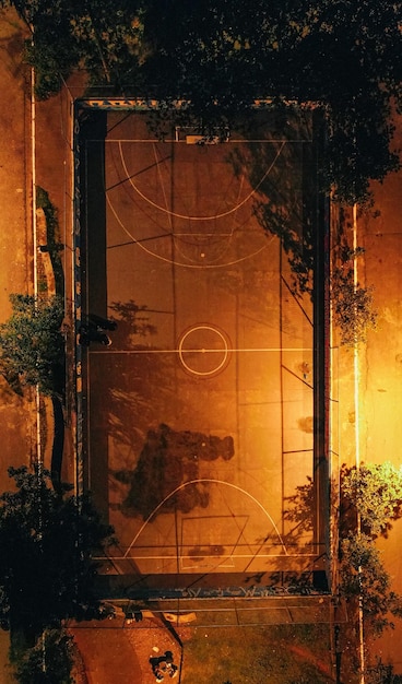 Foto quarto de basquete iluminado à noite