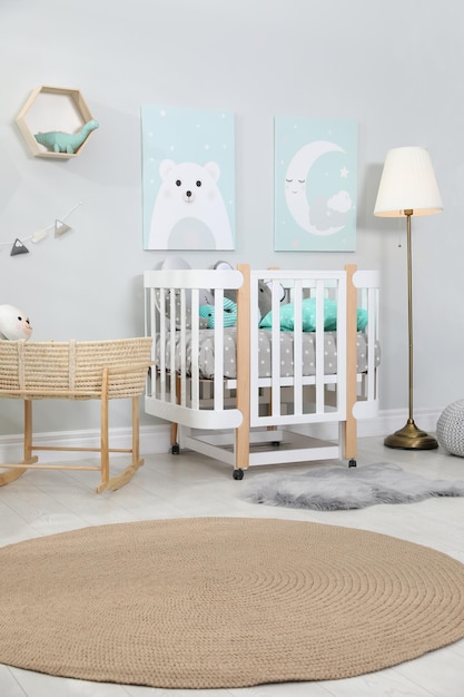 Foto quarto de bebê aconchegante com berço e outros móveis design de interiores