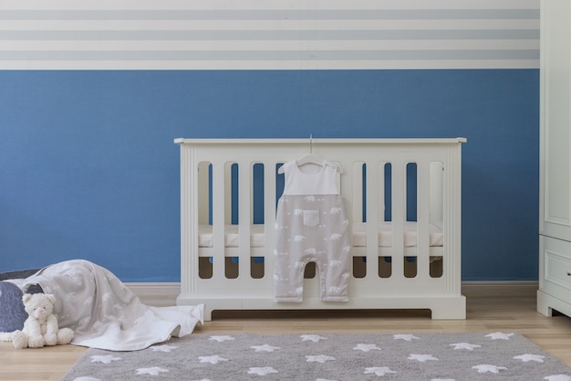 Quarto de bebê com ursinho de pelúcia branco