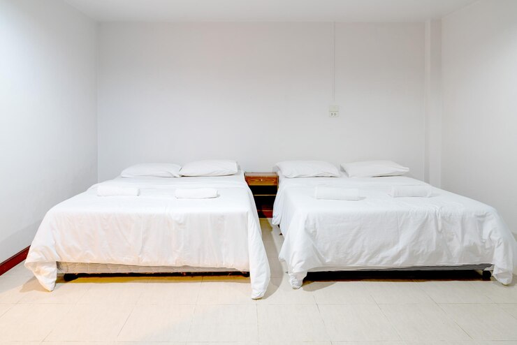Foto quarto de dormir branco com cama dupla