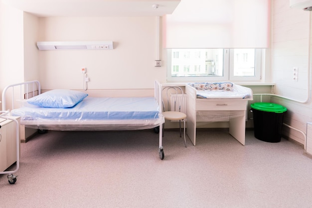 Foto quarto de hospital com leitos, interior de um quarto de hospital. sala limpa e vazia, novo centro médico