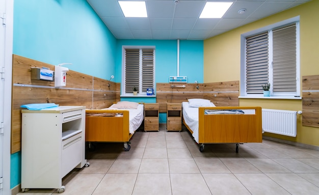 Foto quarto de hospital para pacientes. quarto com duas camas em hospital moderno.