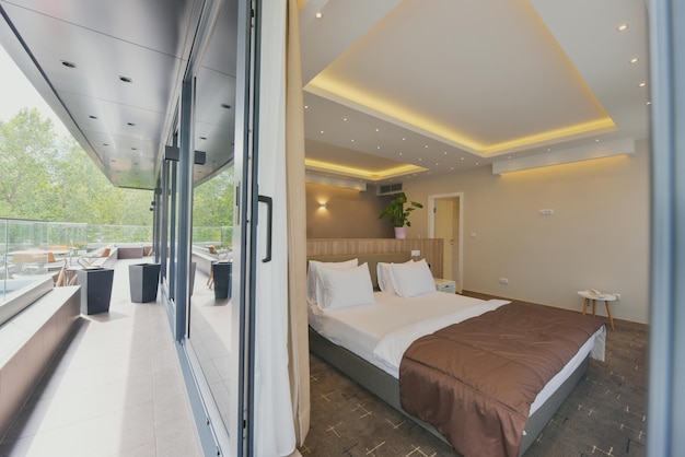 quarto de hotel em estilo de arquitetura moderna cama confortável e decorações de luxo
