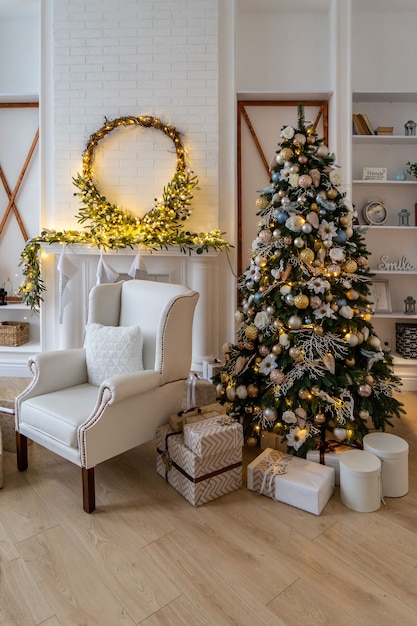 Quarto de Natal decorado com lindas luzes de pinheiros