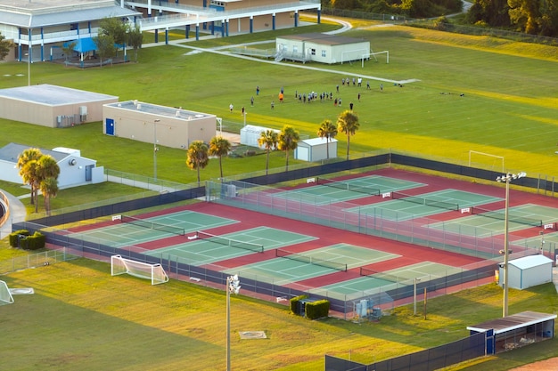 Quarto de tênis no quintal de uma escola pública americana para estudantes de educação física na Florida rural Infraestrutura esportiva de estádio de beisebol ao ar livre