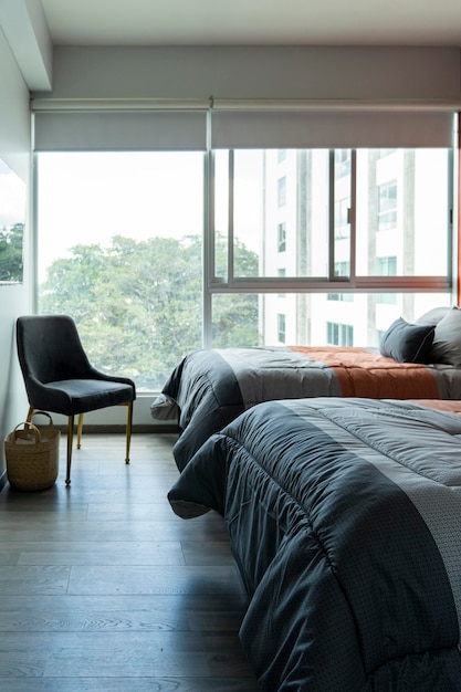 Quarto do hotel airbnb com cama king size recém-feita com cabeceira perfeitamente limpa e lençóis passados