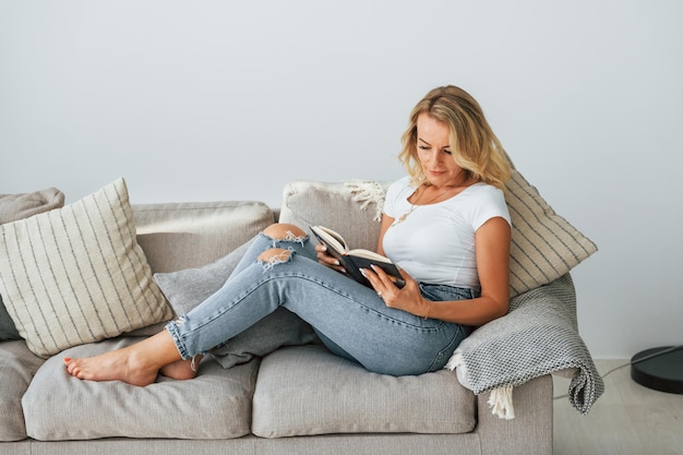 Quarto doméstico moderno Mulher em roupas casuais está dentro de casa em casa