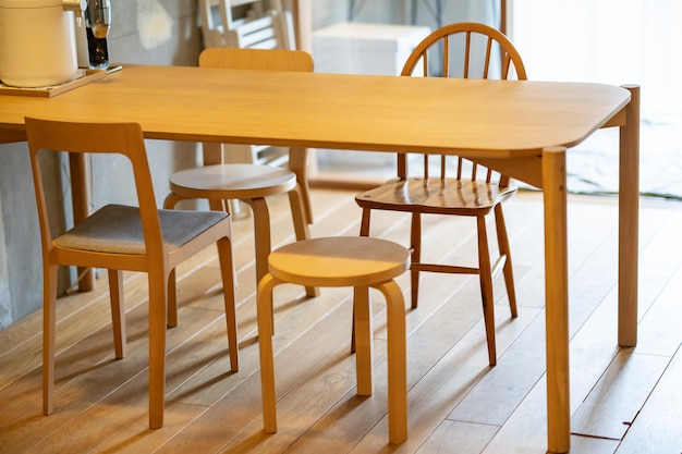 Quarto elegante com mesa de jantar, sem pessoa