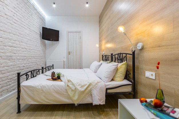 Quarto em um pequeno apartamento de hotel moderno, com uma cama grande