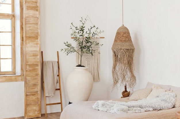 Foto quarto escandinavo claro com detalhes em madeira