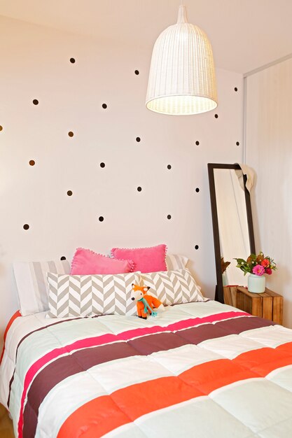 Quarto feminino moderno em preto e rosa