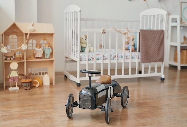 Quarto infantil com carro e berço Brinquedos de casa de brinquedo no berçário Sala de jogos Interior do quarto das crianças