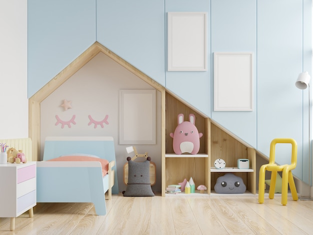 Foto quarto infantil com uma casa no telhado e paredes azuis