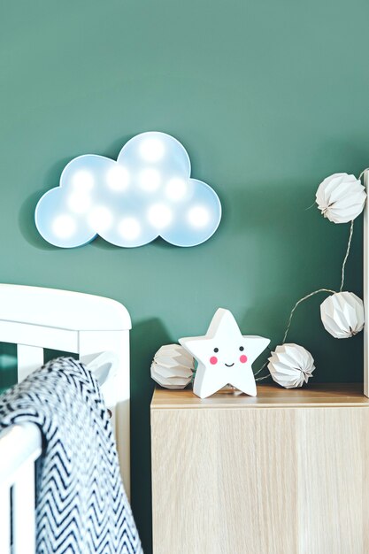 Foto quarto infantil scandi com cama caixas de brinquedos de madeira blocos e acessórios