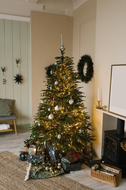 Quarto lindo com decoração festiva, árvore de Natal e lareira. Natal aconchegante de inverno
