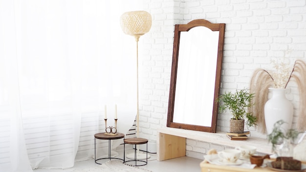 Foto quarto moderno com paredes brancas, espelho em estilo rústico, boho e escandinavo. interior ecológico