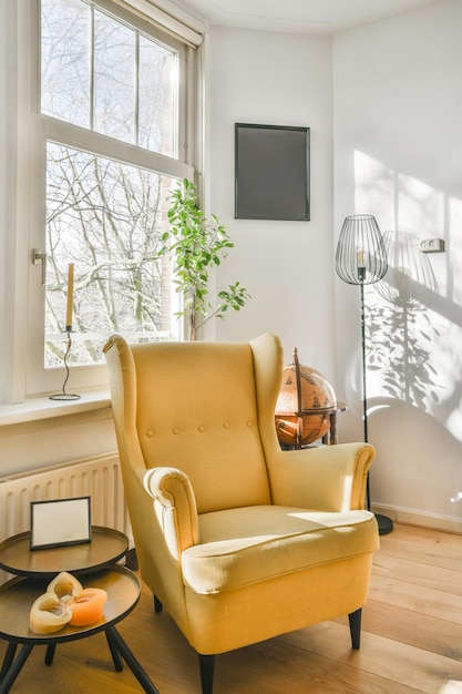 Quarto moderno espaçoso com áreas de estar e de jantar