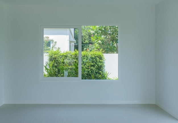 Quarto vazio com interior de casa de moldura de janela de vidro na parede de concreto