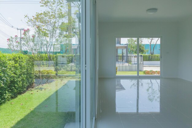 Quarto vazio com interior de casa de moldura de janela de vidro na parede de concreto