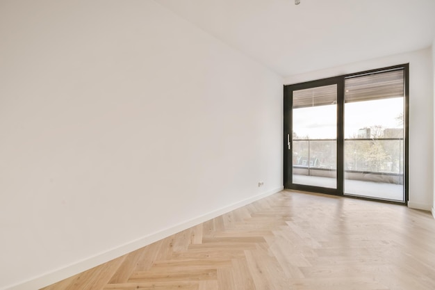 Quarto vazio com porta e piso em parquet