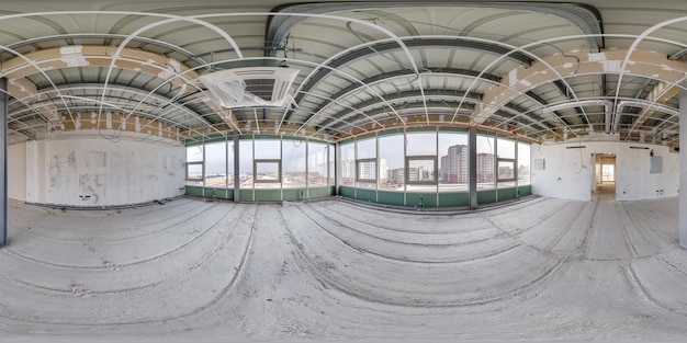 Quarto vazio sem reparo panorama hdri esférico completo sem costura 360 graus no interior do escritório do loft branco com janelas panorâmicas em projeção equirretangular