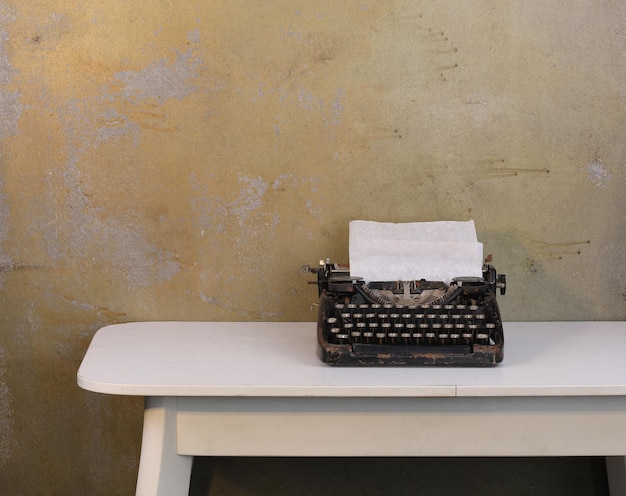 quarto velho com uma máquina de escrever na mesa