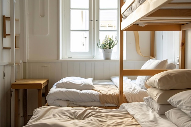 Foto quartos de albergue com camas de madeira, roupas de cama brancas, luz natural da janela.