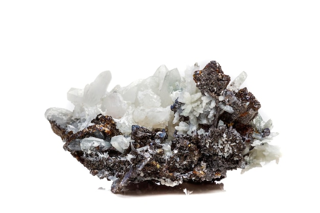Quartzo de Drusus de pedra mineral macro com esfalerita na rocha um fundo branco