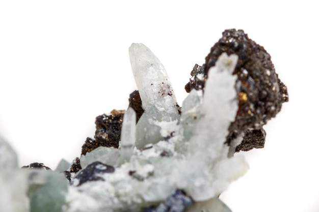 Quartzo de Drusus de pedra mineral macro com esfalerita na rocha um fundo branco