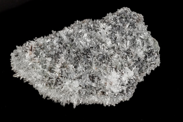 Quartzo de sulfito de pedra mineral macro em um fundo preto