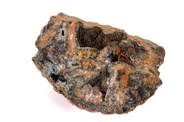 Quartzo mineral de pedra macro com clorito em um fundo branco