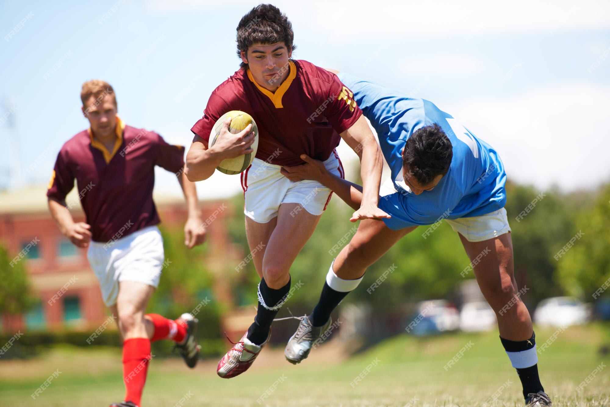 Retrato De Vários Jovens Jogadores De Rugby Segurando Uma Bola De Rúgbi  Enquanto Se Posicionavam Com Os Braços Cruzados Fora Do Ca Foto de Stock -  Imagem de jogador, rubi: 251796016