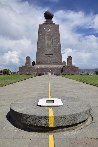 Äquatorlinie im Mitad Del Mundo Middle of the World Monument in der Nähe von Quito